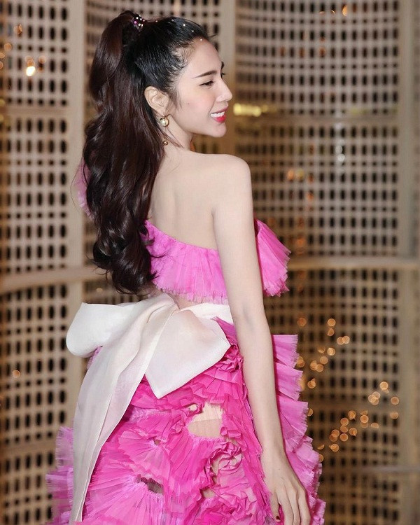 Chiều cao không thua kém người mẫu 1m67 giúp mỹ nhân tuổi Sửu diện đẹp thiết kế lệch vai xếp tầng, xẻ cao.