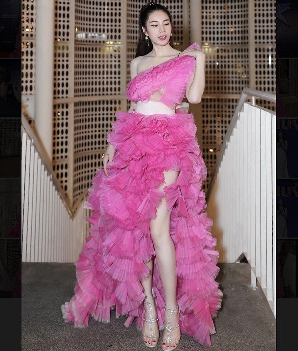 Đặc biệt, chi tiết cắt xẻ táo bạo giúp giọng ca Ngải Tình phô trọn vòng 1 căng tràn, hấp dẫn mà không hề phản cảm. Ảnh: Instagram nhân vật.