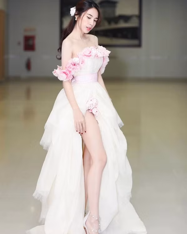 Không chỉ khoe được đôi chân thon dài, thiết kế trễ nải còn giúp mỹ nhân sinh năm 1985 khoe vai thon cùng xương quai xanh quyến rũ.