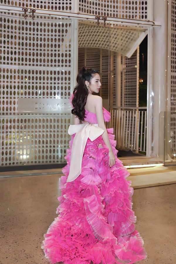 Đây không phải lần đầu Thủy Tiên chọn cho mình thiết kế đậm chất “thần tiên”. Trước đó, cô từng chọn diện bộ đầm chất liệu voan bồng bềnh với gam màu hồng.