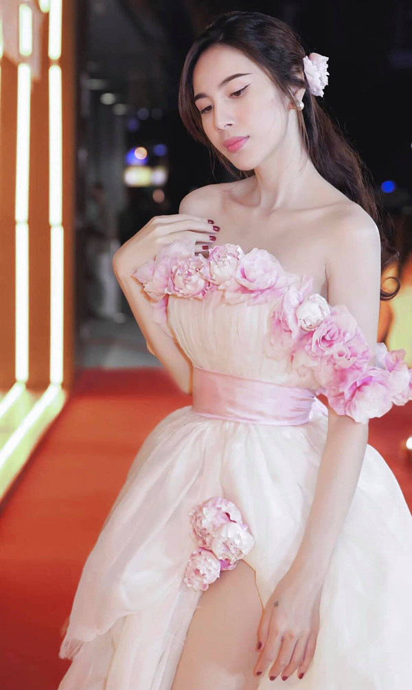 Với visual này, Thủy Tiên khiến dân tình không khỏi trầm trồ.