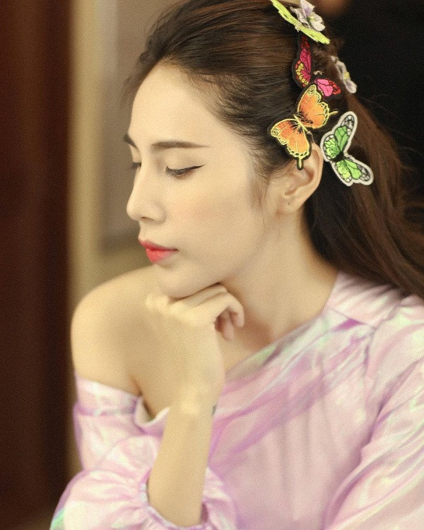 Xuất hiện trước công chúng, ca sĩ Thủy Tiên thường gắn liền với phong cách hơi hướng nhẹ nhàng, nữ tính và ngọt ngào đúng chuẩn con gái miền Tây.