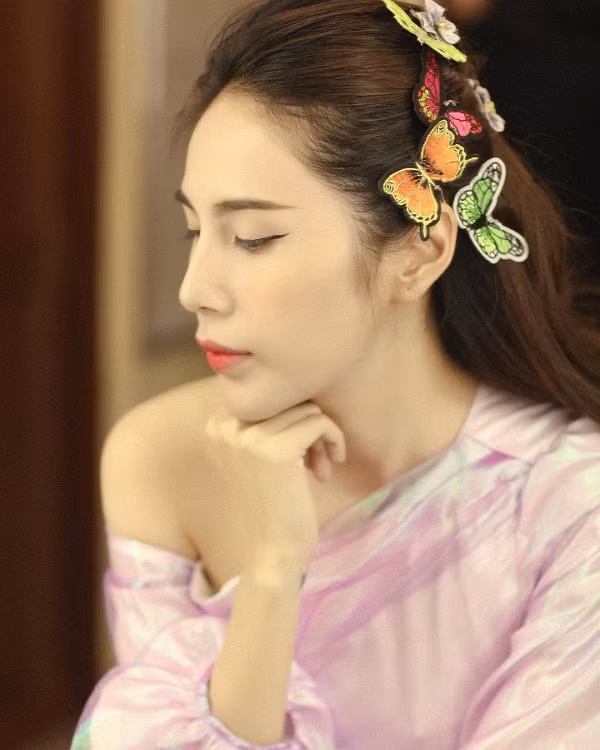 Xuất hiện trước công chúng, ca sĩ Thủy Tiên thường gắn liền với phong cách hơi hướng nhẹ nhàng, nữ tính và ngọt ngào đúng chuẩn con gái miền Tây.