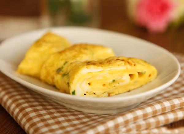 Trứng tráng là món ăn phổ biến, thường xuyên được phục vụ trong các bữa ăn gia đình. Không chỉ thơm ngon, trứng còn được đánh giá cao nhờ lượng dinh dưỡng trong chúng.