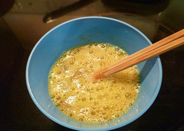 Theo đầu bếp lâu năm, tuyệt đối không đổ trực tiếp trứng đã đánh tan xuống chảo dầu. Thay vào đó, bạn cho một lượng nước nhỏ vào trứng đã đánh bông.