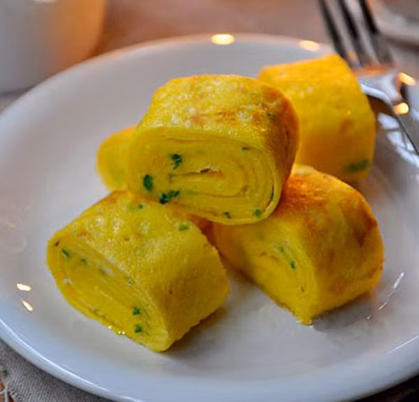 Có nhiều cách để chế biến trứng nhưng được ưa thích nhất vẫn là trứng tráng. Nhiều người nhận thấy dùng nguyên liệu như nhau song cách tráng trứng mềm mịn như ngoài hàng thì không phải ai cũng làm được.