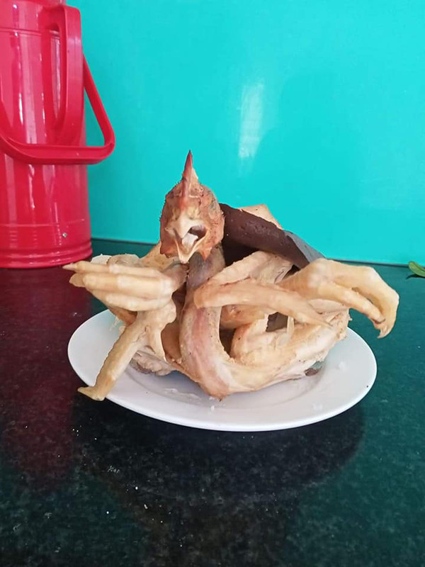 Dạo quanh hội, không khó để bắt gặp những đĩa gà cúng phiên bản lỗi như thế này.