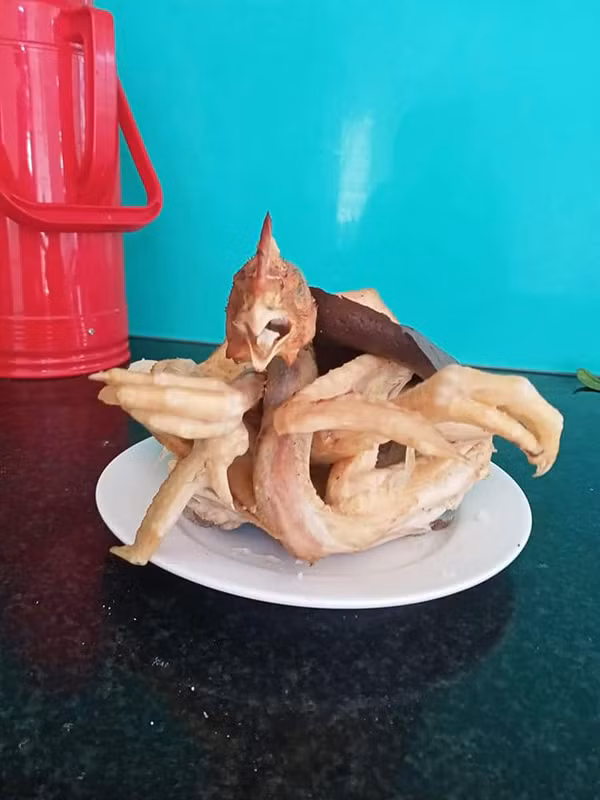 Dạo quanh hội, không khó để bắt gặp những đĩa gà cúng phiên bản lỗi như thế này.