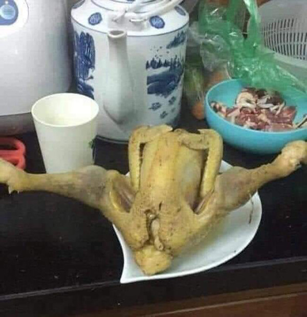 Một chú gà luộc không thể “duyên dáng” hơn. Ảnh: FB Hội Ghét bếp, không nghiện nhà.