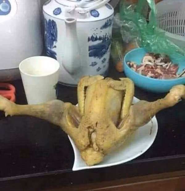 Một chú gà luộc không thể “duyên dáng” hơn. Ảnh: FB Hội Ghét bếp, không nghiện nhà.
