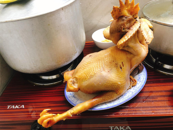 Siêu phẩm gà cúng phiên bản lỗi chân co chân duỗi.