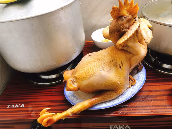 Siêu phẩm gà cúng phiên bản lỗi chân co chân duỗi.