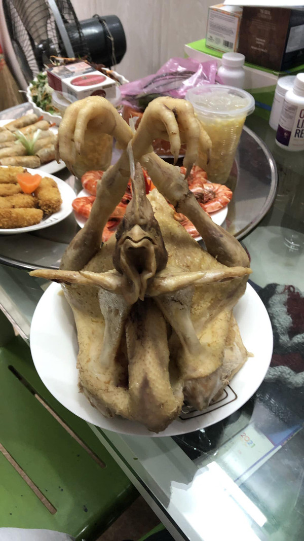 Một siêu phẩm gà cúng kiểu “bay lắc”.