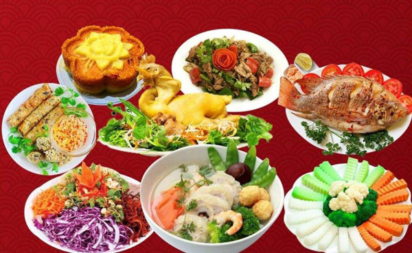 Với mâm cúng mặn, món quan trọng nhất trong mâm cỗ Rằm tháng Giêng là gà trống luộc. Món ăn được coi là vật cúng tế linh thiêng, đem lại may mắn cho gia đình.