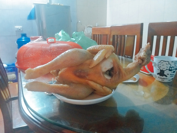 Không quá lời khi nói gà luộc được mệnh danh là một trong những món ăn gây “rạn nứt tình cảm gia đình” nhất với hội chị em.