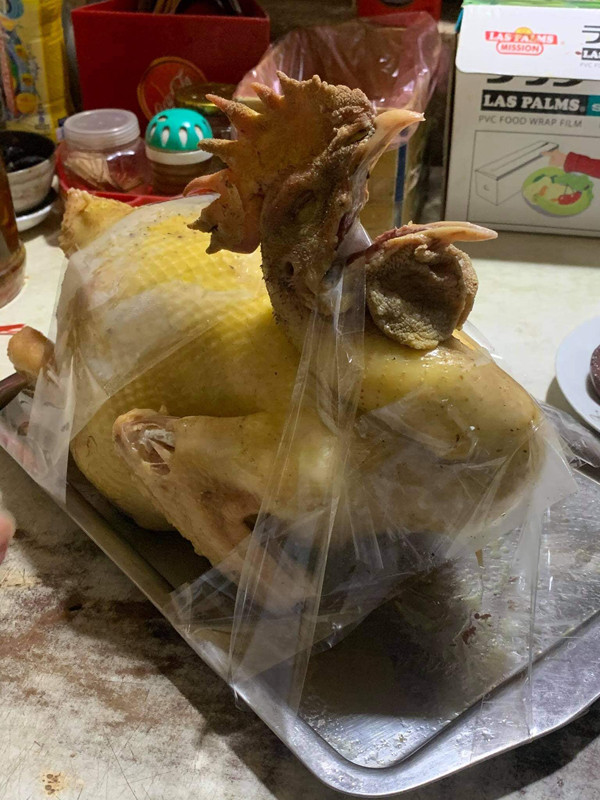 Cái khó ló cái khôn. Một thành viên nhanh trí nghĩ cách tạo dáng chữa cháy cho gà cúng bằng băng dính chằng chịt.