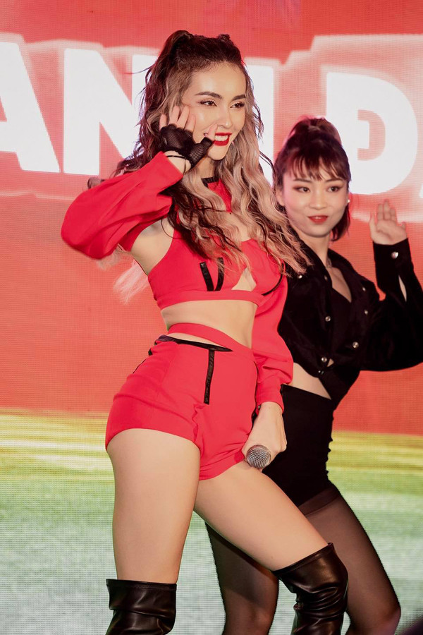 Trong khi những nghệ sĩ khác thường chọn trang phục hở bạo, cắt xẻ để nổi bật giữa “rừng hoa” showbiz thì Mlee lại khá khiêm tốn.