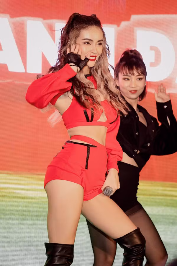 Trong khi những nghệ sĩ khác thường chọn trang phục hở bạo, cắt xẻ để nổi bật giữa “rừng hoa” showbiz thì Mlee lại khá khiêm tốn.