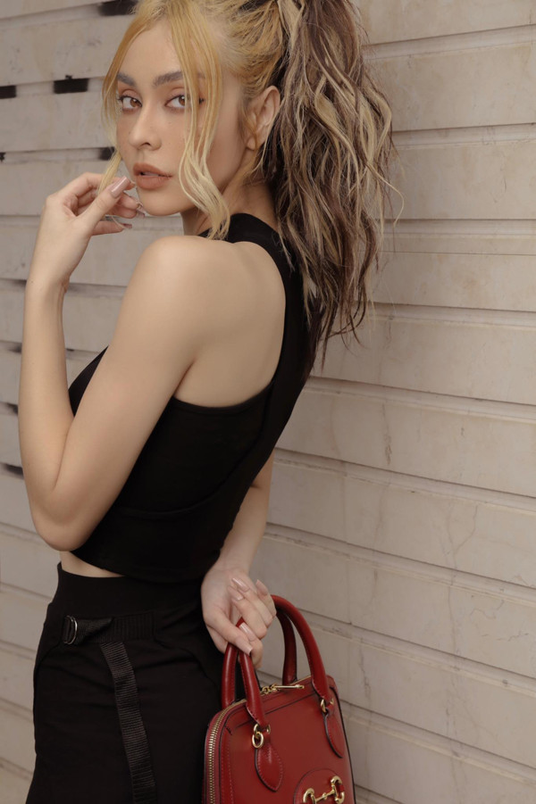 Người đẹp “ngàn năm có 1” thường chọn cho mình trang phục bó sát khoe trọn vòng eo thon gọn không chút mỡ thừa.