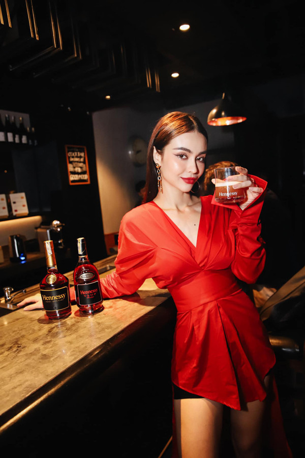 Dạo quanh trang cá nhân nữ ca sĩ, người hâm mộ không khó để bắt gặp những bộ đồ thể hiện cá tính mạnh của cô nàng.