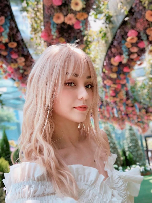 Sở hữu gương mặt đẹp, đôi mắt to tròn hút hồn cùng chiều cao vượt trội 1m76, ca sĩ Mlee là cái tên khá nổi bật trong giới thời trang.