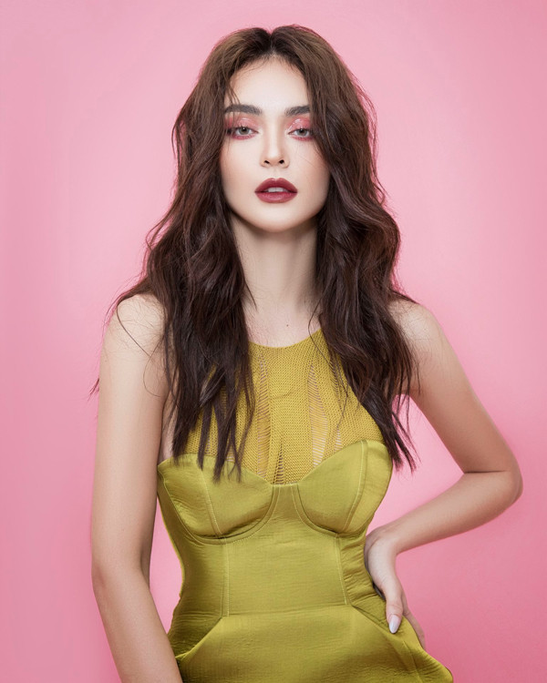 Lợi thế ngoại hình giúp Mlee dễ dàng “cân đẹp” những thiết kế mang màu sắc kén chọn người mặc như thế này.