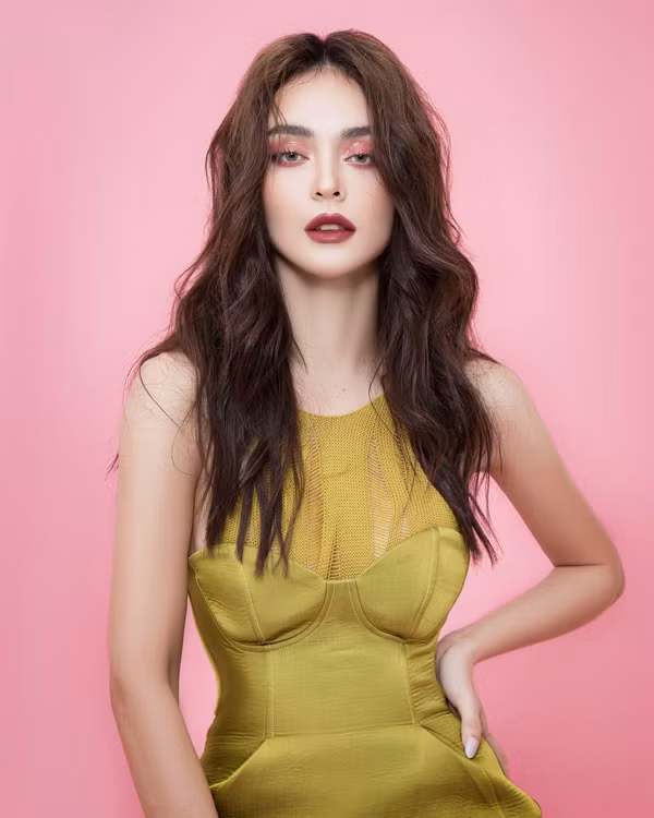 Lợi thế ngoại hình giúp Mlee dễ dàng “cân đẹp” những thiết kế mang màu sắc kén chọn người mặc như thế này.