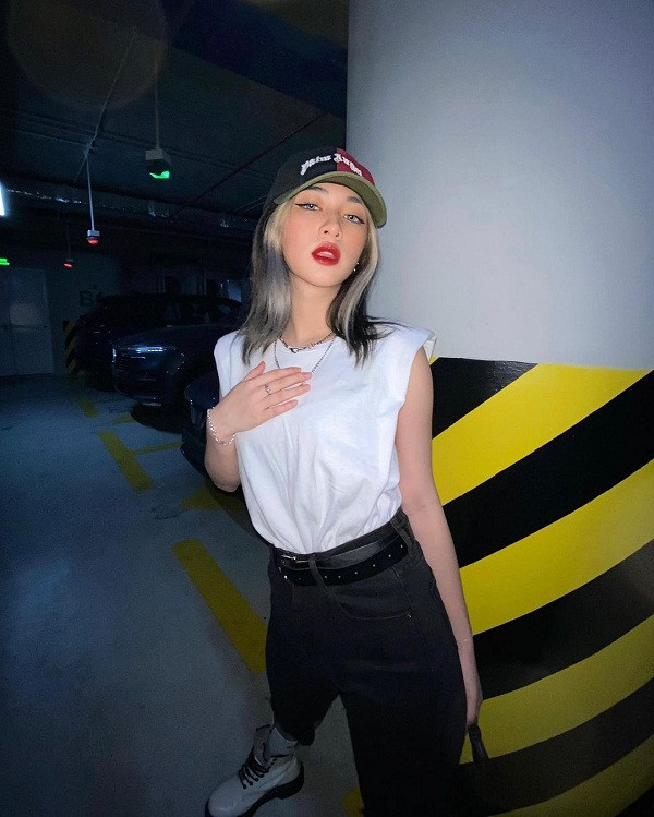 Mặc trang phục thiết kế tối giản, Bảo Ngọc tập trung khoe thần thái. Đôi tay đặt đúng thềm ngực gây chú ý.