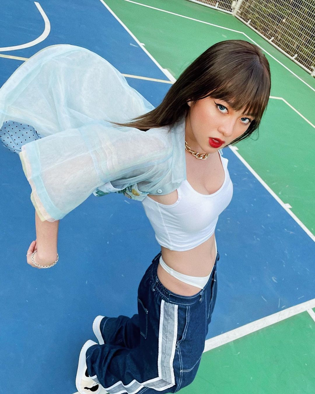 Là mẫu ảnh quen mặt trong lĩnh vực thời trang, hotgirl rất biết bắt trend, lên đồ với mốt quần tụt lộ nội y.