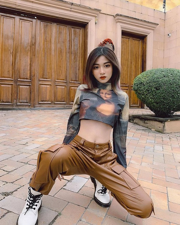 So với hình ảnh ấn tượng thuở mới vào nghề, Bảo Ngọc ngày càng sa đà vào việc khoe thân. Đáng tiếc, lằn ranh giữa gợi cảm và phản cảm lại quá mong manh. Ảnh: Instagram NV.