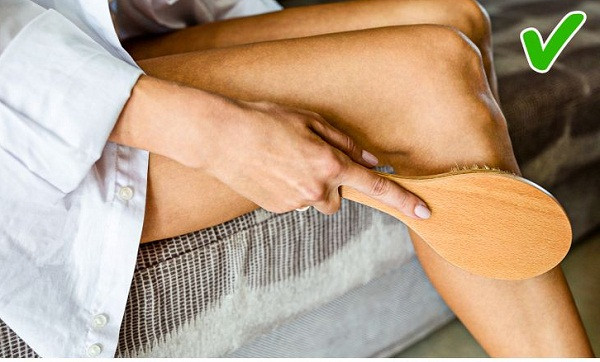 Dùng bàn chải khô góp phần loại bỏ tế bào chết, đẩy nhanh quá trình tái tạo da. Từ đó, làn da trở nên trẻ trung tươi tắn hơn.