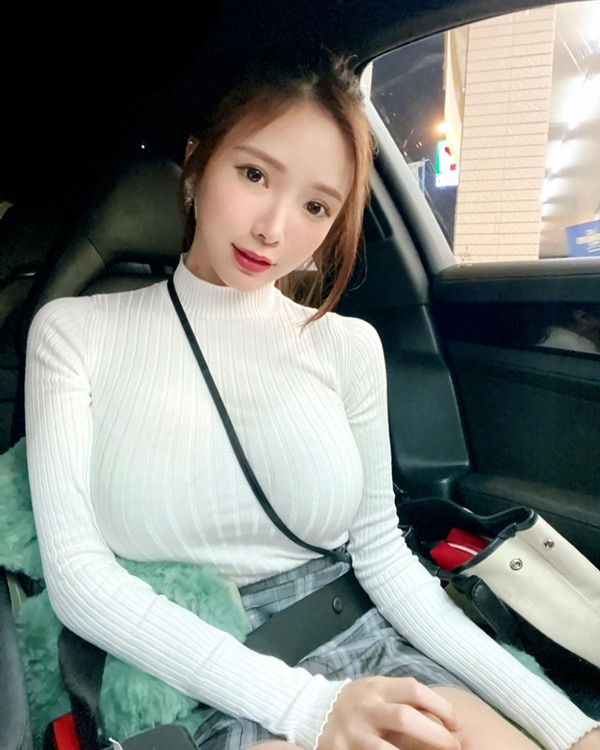 Hiểu rõ lợi thế ngoại hình của mình, người đẹp sinh năm 1997 này rất chăm chỉ bắt trend thời trang, lên đồ với túi đeo chéo.