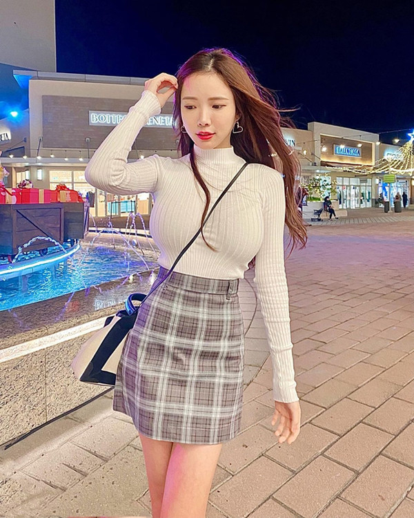 Sở hữu ngực khủng, mỹ nhân Malaysia mặc kín nhưng vẫn thu hút ánh nhìn bởi chi tiết sợi dây túi đeo chéo.