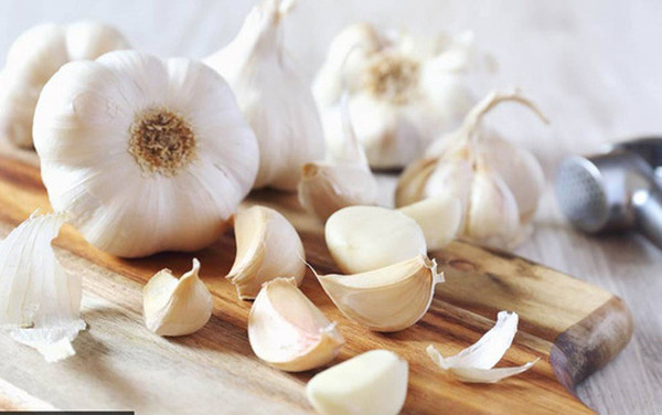 Ngoài ra những người có bệnh về mắt như tăng nhãn áp, đục thủy tinh thể, viêm kết mạc, lẹo mắt, khô mắt... cũng không nên ăn nhiều tỏi.