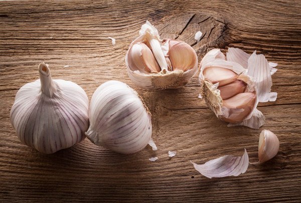 Tỏi giúp làm giảm cholesterol, nhờ vậy, thường xuyên ăn tỏi rất tốt cho tim mạch. Tỏi mang lại hiệu quả hạ mỡ máu, hạ huyết áp và giảm ngưng tập tiểu cầu ở người lớn, từ đó góp phần làm giảm tỷ lệ mắc các bệnh tim mạch do xơ vữa như nhồi máu não, nhồi máu cơ tim.