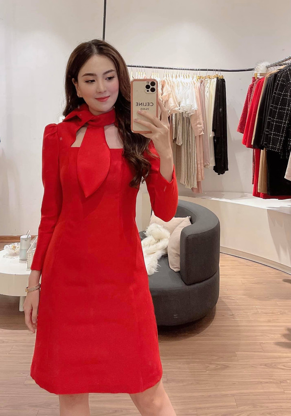 Không chỉ giúp người mặc khoe được lợi thế hình thể, mẫu áo dài còn mang nhiều ý nghĩa. Ở đó, “Như Ý” mong muốn nhắc đến những điều tốt lành, còn "Cát Tường" với mong muốn cầu được ước thấy dịp Tết đến xuân về.