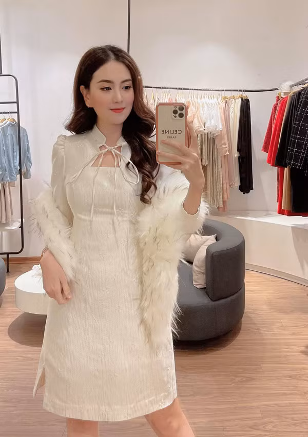 Nữ MC khéo léo kết hợp với quạt cầm tay, khăn lông thời thượng cùng khuyên tai đồng màu. Nhờ màn lên đồ đỉnh cao, Mai Ngọc vừa có nét quyến rũ của mỹ nhân hoài cổ vừa mang nét hiện đại, tràn đầy sức sống.