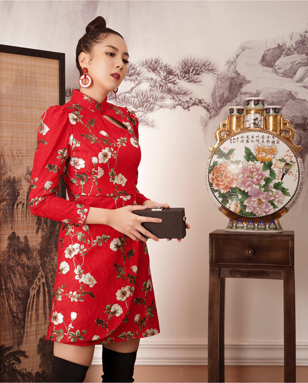 Được biết, mẫu áo dài Mai Ngọc mặc nằm trong bộ sưu tập Như ý Cát tường của thương hiệu thời trang do cô điều hành. Bộ sưu tập có ba màu chủ đạo đỏ, vàng, trắng – rất hợp để diện trong dịp Tết đến xuân về.