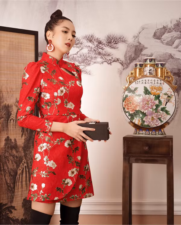 Được biết, mẫu áo dài Mai Ngọc mặc nằm trong bộ sưu tập Như ý Cát tường của thương hiệu thời trang do cô điều hành. Bộ sưu tập có ba màu chủ đạo đỏ, vàng, trắng – rất hợp để diện trong dịp Tết đến xuân về.