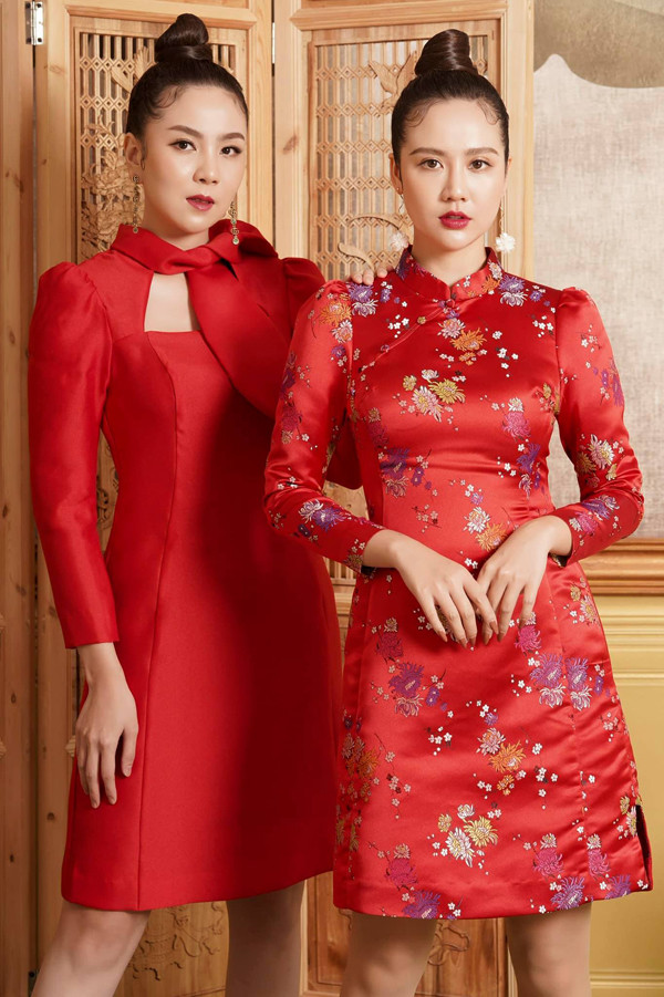 Cùng với diễn viên Huyền Lizzie, Mai Ngọc duyên dáng với layout tóc vấn cao trong trang phục áo dài cách tân.