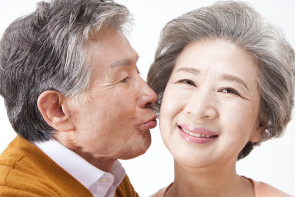 Từ những phân tích trên, các nhà khoa học tin rằng, không có độ tuổi cụ thể xác định người già có nên quan hệ tình dục hay không. Tùy vào sức khỏe bản thân, điều kiện mỗi người mà quyết định tần suất phù hợp. Ảnh: Internet.