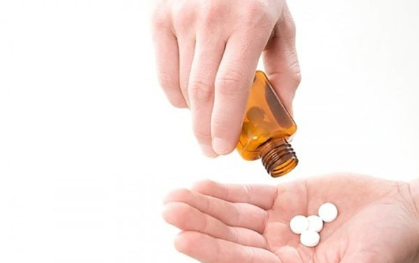 Việc lạm dụng thuốc men cũng ảnh hưởng không nhỏ đến sinh hoạt vợ chồng tuổi già. Chẳng hạn, sử dụng thuốc chống trầm cảm, thuốc huyết áp và nhiều loại dược phẩm khác có thể dẫn đến tình trạng rối loạn cương dương ở nam giới hoặc không thể đạt cực khoái ở phụ nữ.