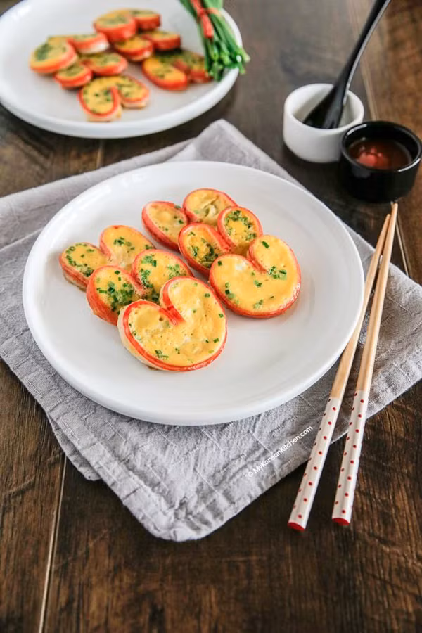 Heart Matsal Jeon (bánh trái tim giả cua). Bánh trái tim giả cua thực chất là một loại bánh kếp của Hàn. Chúng thường xuất hiện tại các bàn tiệc ngày đầu năm với tạo hình trái tim mang ý nghĩa yêu thương.