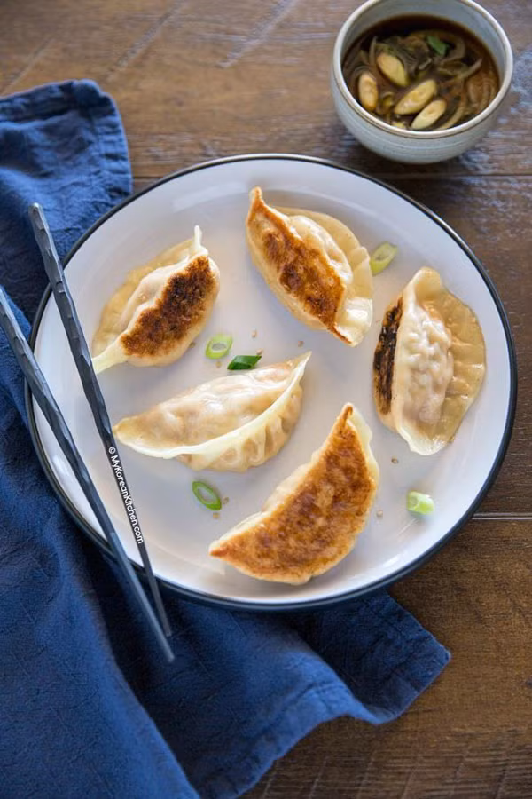 Kimchi Mandu (bánh bao kim chi). Giống như tên gọi, bánh bao được làm với các thành phần chính là thịt lợn băm và kim chi. Ngoài cách ăn trực tiếp, một số nơi còn cho mandu vào các món súp.