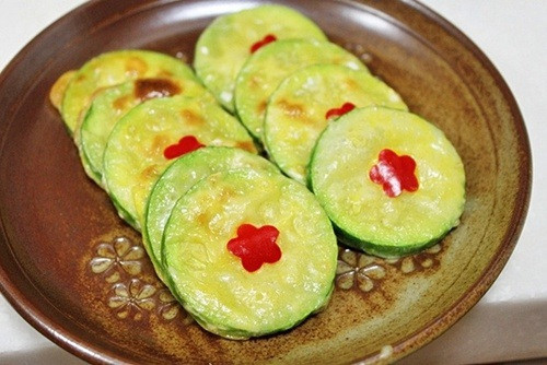 Hobak jeon (bí ngòi chiên giòn). Ngoài các món ăn mặn, bí ngòi chiên giòn là món snack rất được chào đón vào dịp năm mới. Mặt khác, hobak jeon còn rất dễ làm, ăn nhiều không ngán.