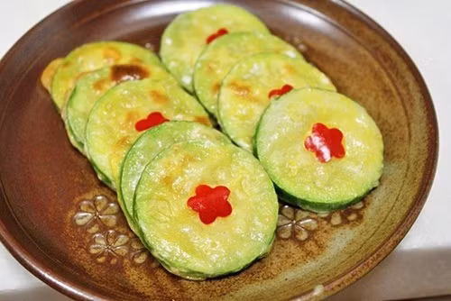 Hobak jeon (bí ngòi chiên giòn). Ngoài các món ăn mặn, bí ngòi chiên giòn là món snack rất được chào đón vào dịp năm mới. Mặt khác, hobak jeon còn rất dễ làm, ăn nhiều không ngán.