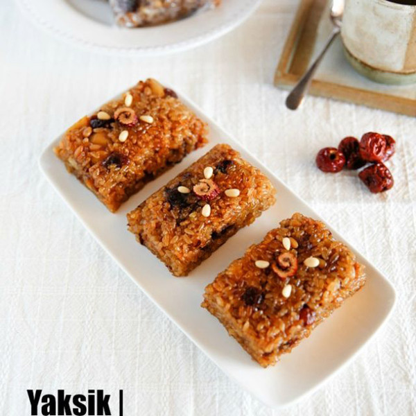 Yaksik. Món ăn ngọt vừa phải, dẻo dính, được làm từ gạo, các loại hạt và trái cây khô. Yaksik không phải là món chính. Nó chỉ được dùng như một món tráng miệng.