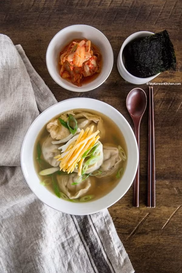 Manduguk (súp bánh bao). Cũng mang ý nghĩa cầu mong sự giàu có, manduguk là sự thay thế tteokguk ở một số vùng của Hàn Quốc. Hương vị của món ăn phụ thuộc vào thành phần nước dùng xương, thịt bò và cá cơm khô.