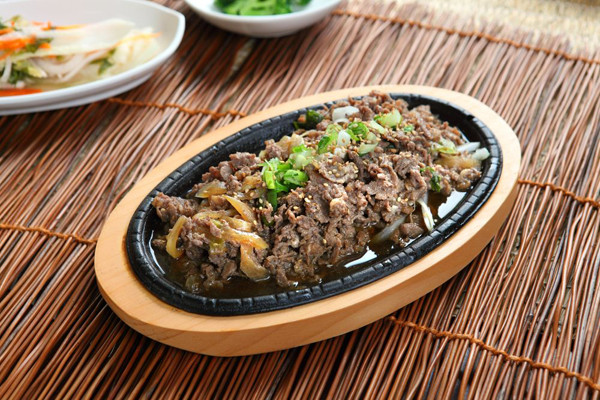 Bulgogi (thịt bò BBQ Hàn Quốc). Bulgogi là món ăn nổi tiếng, được nhiều người trên thế giới đam mê. Bulgogi thường được chế biến từ các phần mềm nhất của thịt bò, ướp với nước tương, đường và nước ép lê Hàn Quốc để mang lại hương vị tự nhiên nhất.