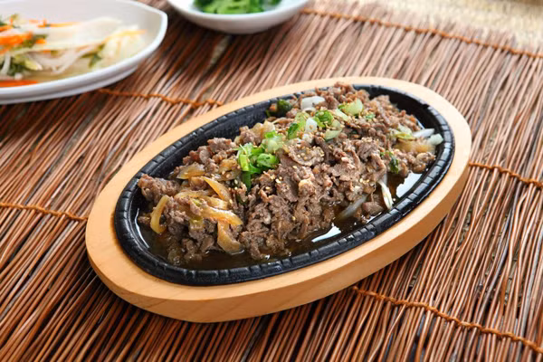 Bulgogi (thịt bò BBQ Hàn Quốc). Bulgogi là món ăn nổi tiếng, được nhiều người trên thế giới đam mê. Bulgogi thường được chế biến từ các phần mềm nhất của thịt bò, ướp với nước tương, đường và nước ép lê Hàn Quốc để mang lại hương vị tự nhiên nhất.